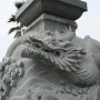 灯籠の龍の彫刻．やっぱ江ノ島は竜宮城のモデルなのか