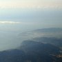 富士山付近を飛行中．海にニョキニョキと突き出ているのは清水の三保半島