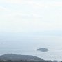 錦江湾（鹿児島湾）．中央付近の小島は沖小島．奥は薩摩半島．開聞岳が中央にかすかに見えるはずですが，この写真では…見えませんな(^^;