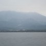 桜島．今日は曇り空で，頂上付近は雲に隠れている．