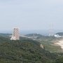 ロケットの丘展望所からの眺め．左から組立棟，中型ロケット発射場，大型ロケット発射場