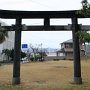 雨宿りで，八坂神社の社から境内と港を眺める．