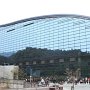 こちらは九州国立博物館．特別展のゴッホ展目当ての客の長い列が続いてた