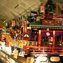 園の出口にある長崎伝統芸能館．「長崎くんち」関連の物品が展示されている．
