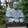 ローマ教皇ヨハネパウロ２世の訪問を記念した銅像．