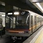 途中乗り換えた堺筋本町駅．写真は66系電車．