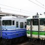 吉田で柏崎行きの列車に乗り換え．手前の緑色のが今回乗った列車．