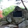 展望台近くにある島崎藤村の「千曲川旅情のうた」歌碑．