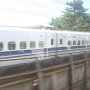 横須賀線と併走している東海道新幹線．