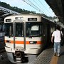 熱海からは静岡行き普通列車（313系）に乗り換え．